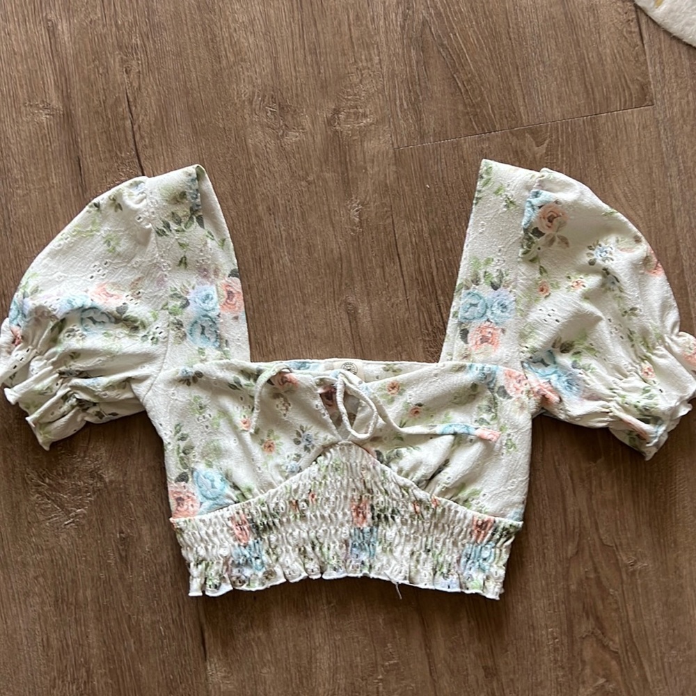 Floral crop shirt with puffy sleeve
